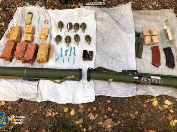 В Україні на кордоні з Білоруссю виявили схованку зі зброєю та вибухівкою