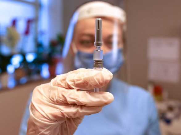 Вірусолог назвав відмінність Covishield від CoronaVac, яку очікує Україна