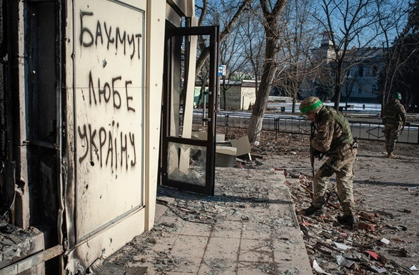 На Бахмутском направлении оккупанты совершили почти 600 обстрелов, "снарядного голода" не испытывают - Евлаш