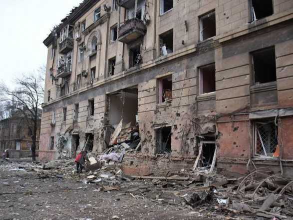 Маріуполь в облозі: окупанти обстрілюють місто з авіації, кораблів та реактивної артилерії
