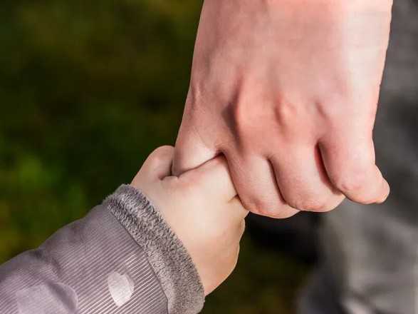 Вчителька з Маріуполя врятувала трьох дітей, що залишилися сиротами