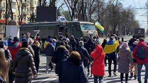 У Херсоні люди знову вийшли на мирний мітинг: окупанти застосували сльозогінний газ для їх розгону