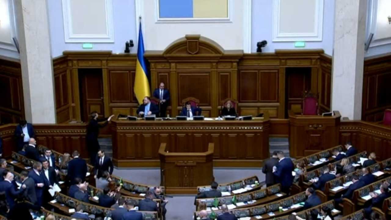 ВР предварительно одобрила сокращение количества нардепов