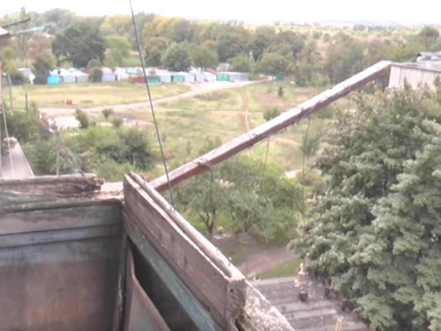 Удова українського героя отримала від влади квартиру, не придатну для життя