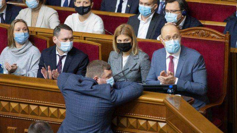 Масові відставки в уряді: кого звільнили і хто буде замість них