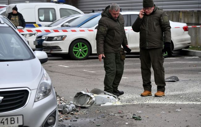 В Киеве обломки ракеты повредили автомобили и частный дом в Голосеевском районе