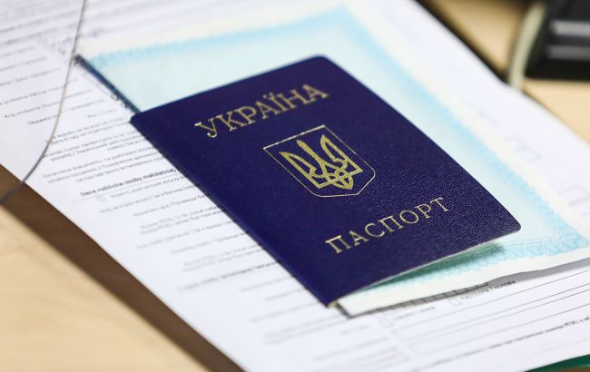 Как украинцы могут получить карту налогоплательщика за границей: объяснение