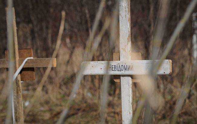 Місце масового поховання під Маріуполем продовжує зростати