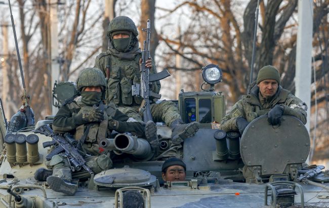 Оккупанты перекидывают в порт Мариуполя войска и технику, - мэрия