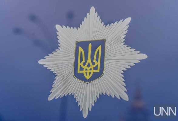 В центре Киева мужчина на металлических конструкциях угрожал "гранатой"