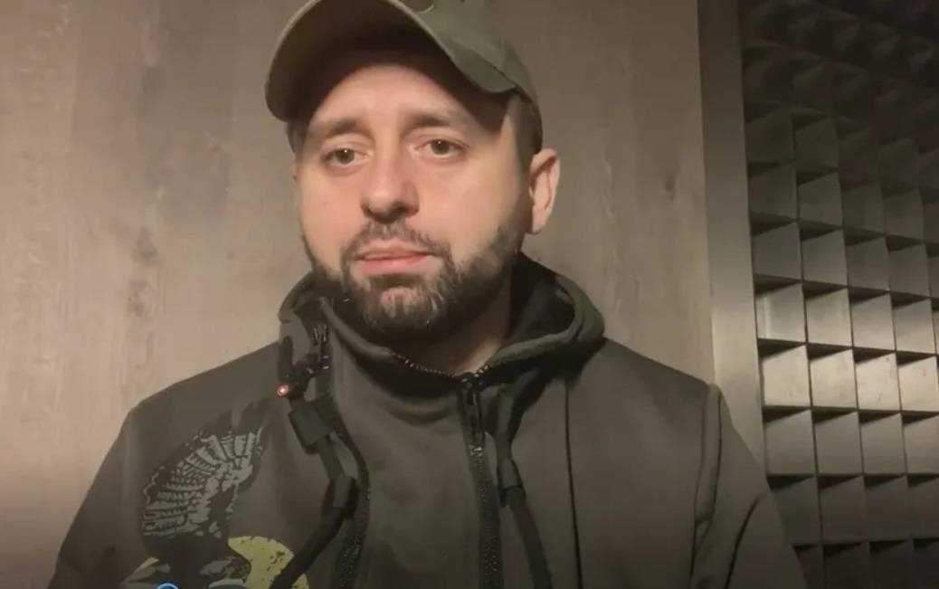 «Кепкою я показую своє реальне ставлення до РФ»: Давид Арахамія пояснив свій зовнішній вигляд  на переговорах із російською делегацією