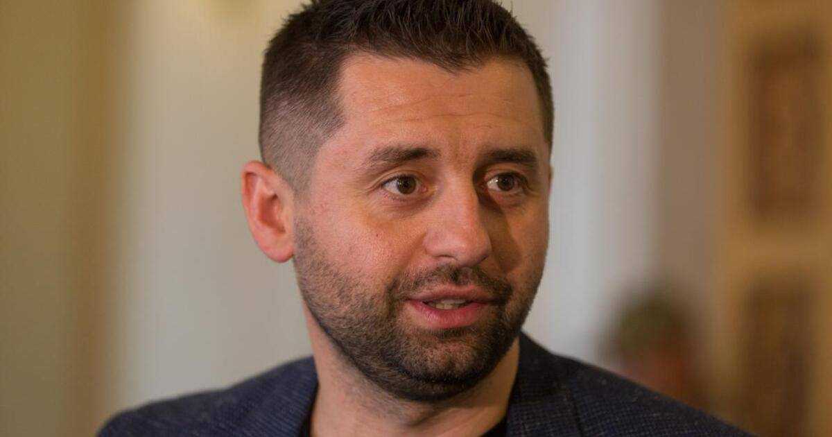 Арахамія розповів, як зламав руку, та назвав жартівливу версію
