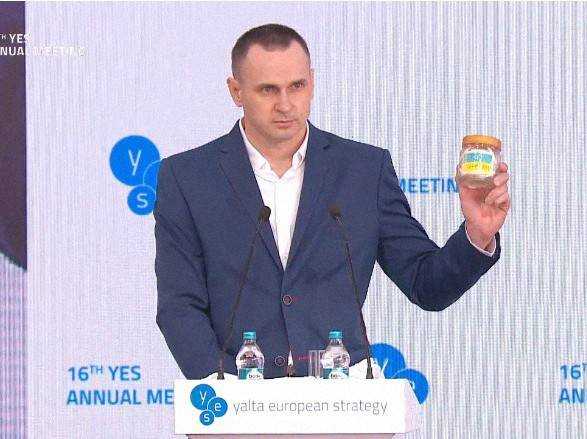 Зеленский уступил место для выступления на форуме Олегу Сенцову