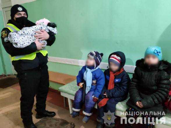 Без їжі та в холоді: батьки залишили чотирьох маленьких дітей самих вдома