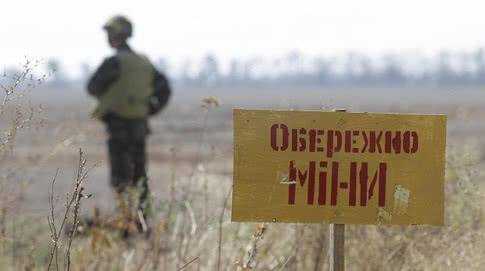 На Донбассе боевики заставили местного жителя идти по заминированому полю