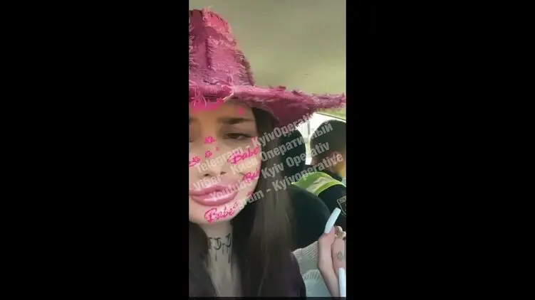 У Києві блогерша розгромила квартиру і виїхала на поліцейському авто.