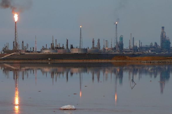 Крупнейший нефтеперерабатывающий завод Венесуэлы остановил производство бензина