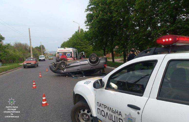 Автівка на великій швидкості наїхала на камінь і перекинулася