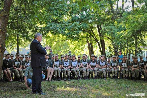 Після скандалу з туфлями на підборах: у Міноборони мають за місяць визначитися з закупівлею взуття для жінок-військових на парад