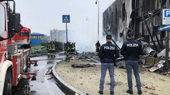 Літак з 6 пасажирами на борту врізався в будівлю під Міланом: ніхто не вижив