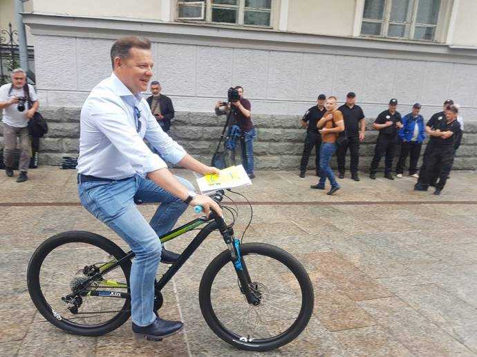 Ляшко приехал на встречу с Зеленским на велосипеде
