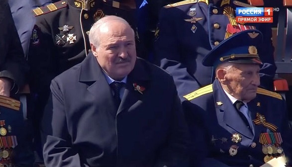лукашенко пропустил завтрак в москве и вскоре после парада вернулся в беларусь: СМИ предполагают, что у него проблемы со здоровьем