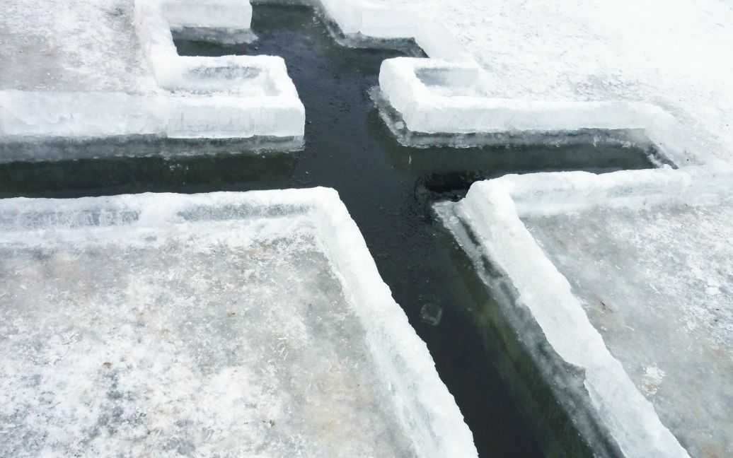 У Росії жінка потонула під час хрещенських купань просто на очах у чоловіка та дітей. 18+