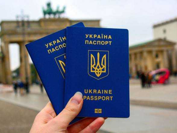 Украинцы получили вдвое меньше загранпаспортов, чем в прошлом году