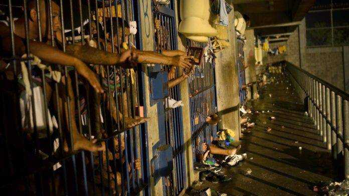 В бразильской тюрьме обезглавили 16 человек