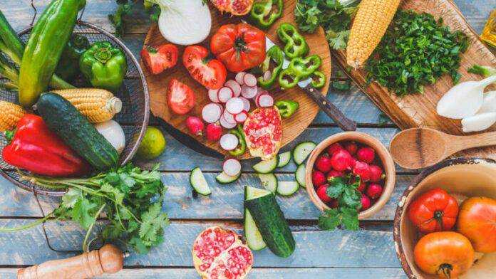 Названы летние продукты, повышающие давление