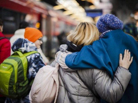 США продлили срок годичного пребывания для беженцев из Украины - AP