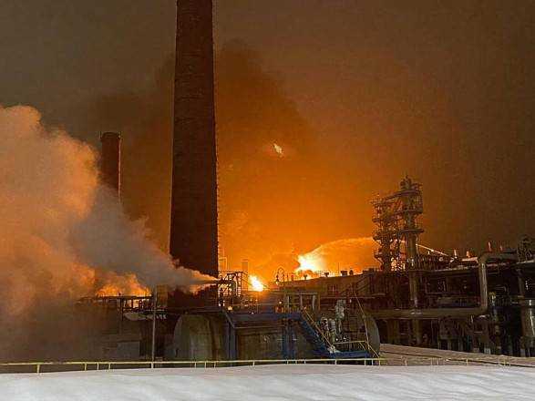 Мощный взрыв произошел на заводе в Уфе, есть пострадавший