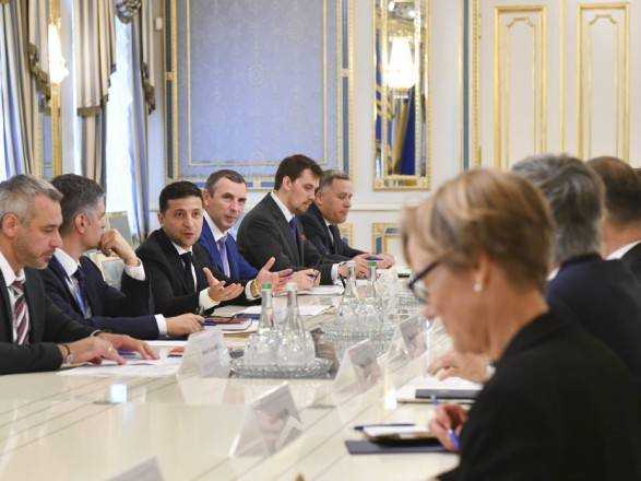 Зеленский встретился с послами G7