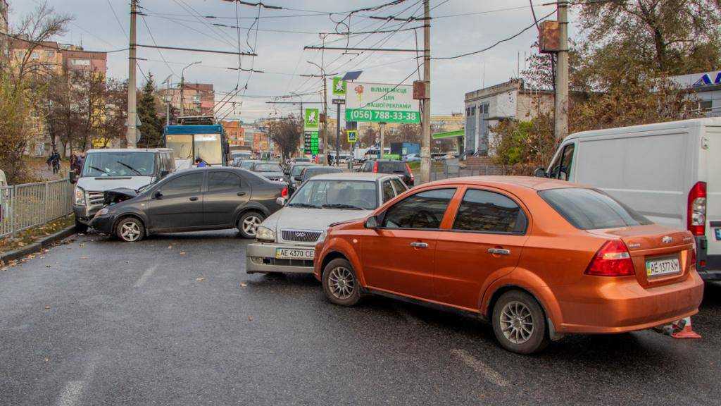 2 ДТП в одном месте: в Днепре массовое столкновение авто