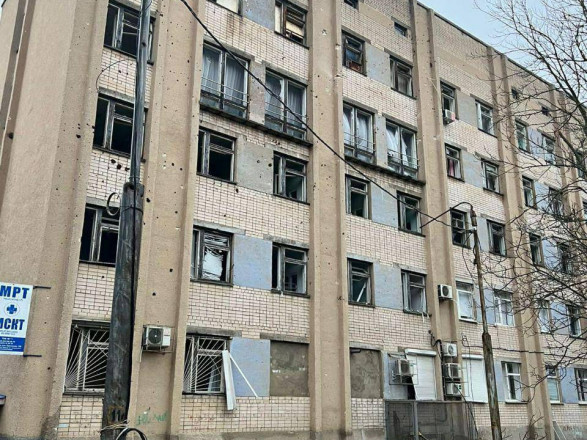 Рашисты обстреляли больницу в Херсоне: снаряды попали в родильное отделение