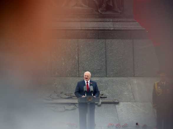 Лукашенко підписав закон, який розширює права силовиків на застосування зброї