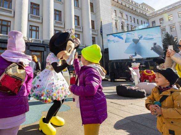 Біля Офісу Президента сьогодні знову покажуть мультфільми