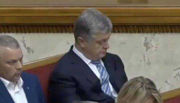 Порошенко задремал в Раде и попал в кадр