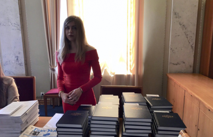 В кулуарах Верховной Рады депутатам раздают Библию