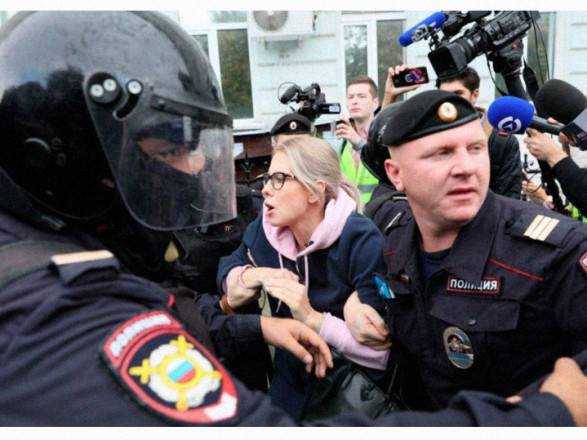 Акция протеста в Москве: полиция эвакуировала 3 автомобиля, подозревая, что они могли блокировать движение