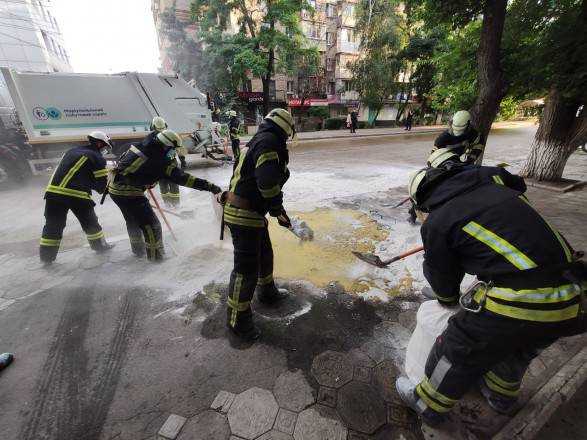 В Мариуполе на улицы вытекло неизвестное вещество из заброшенного завода: начато расследование