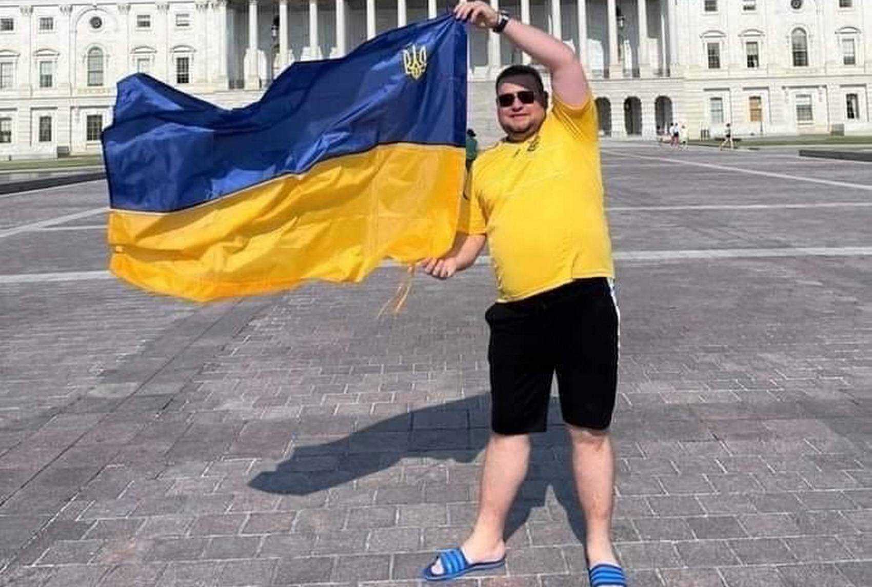 «Товстувате древко у прапора»: Мережа бурхливо відреагувала на фото нардепа в шльопанцях біля Капітолію