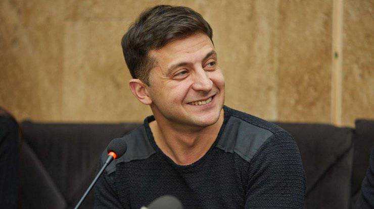 Возле Верховной Рады на инаугурацию Зеленского ожидает около тысячи человек