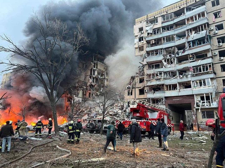 Российская ракета попала в многоэтажку в Днепре: одного подъезда нет, под завалами люди