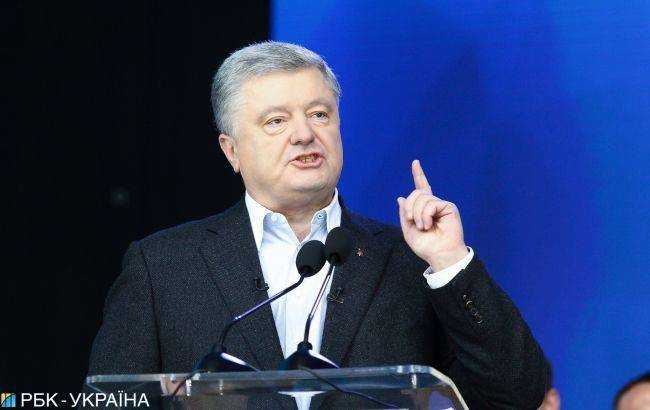 После допроса в ГБР на Порошенко напали с применением газа