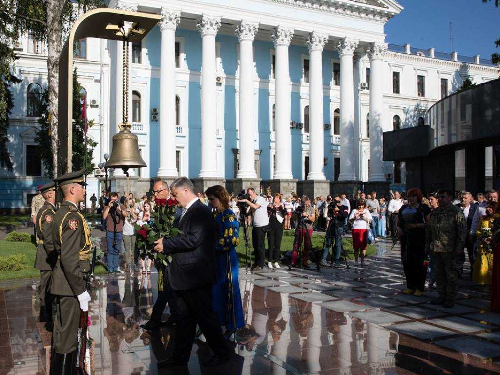 Марш Достоинства в Киеве: Порошенко проигнорировал парад Зеленского