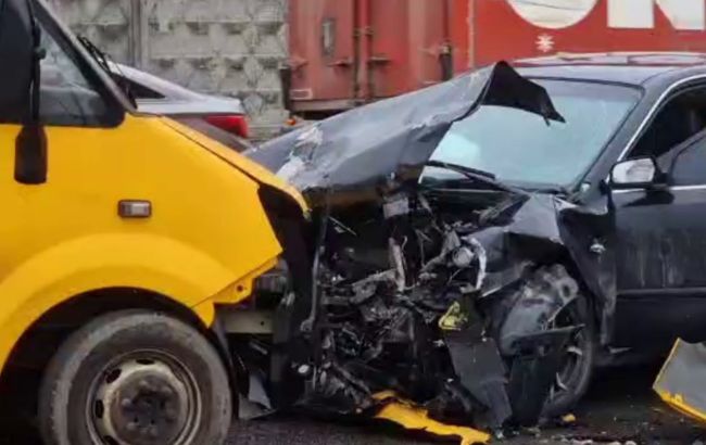 Под Киевом водитель KIA "влетел" в маршрутку и погиб на месте