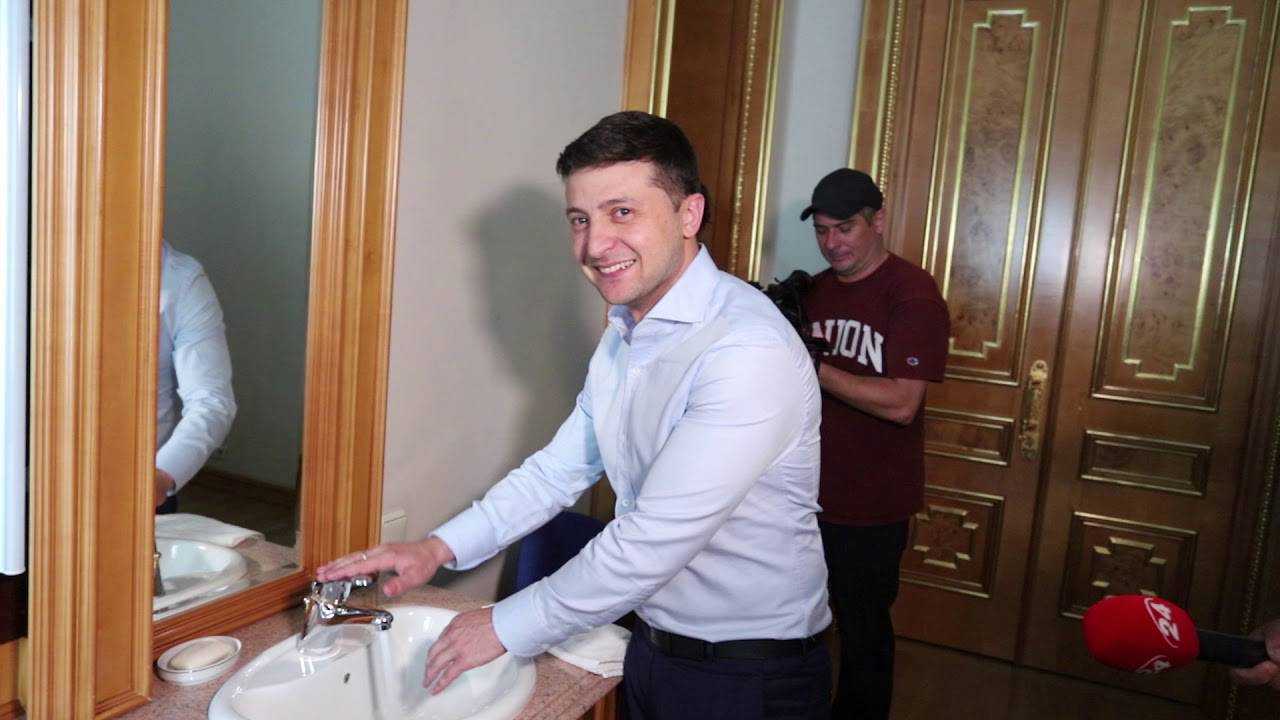 Зеленский показал свой кабинет