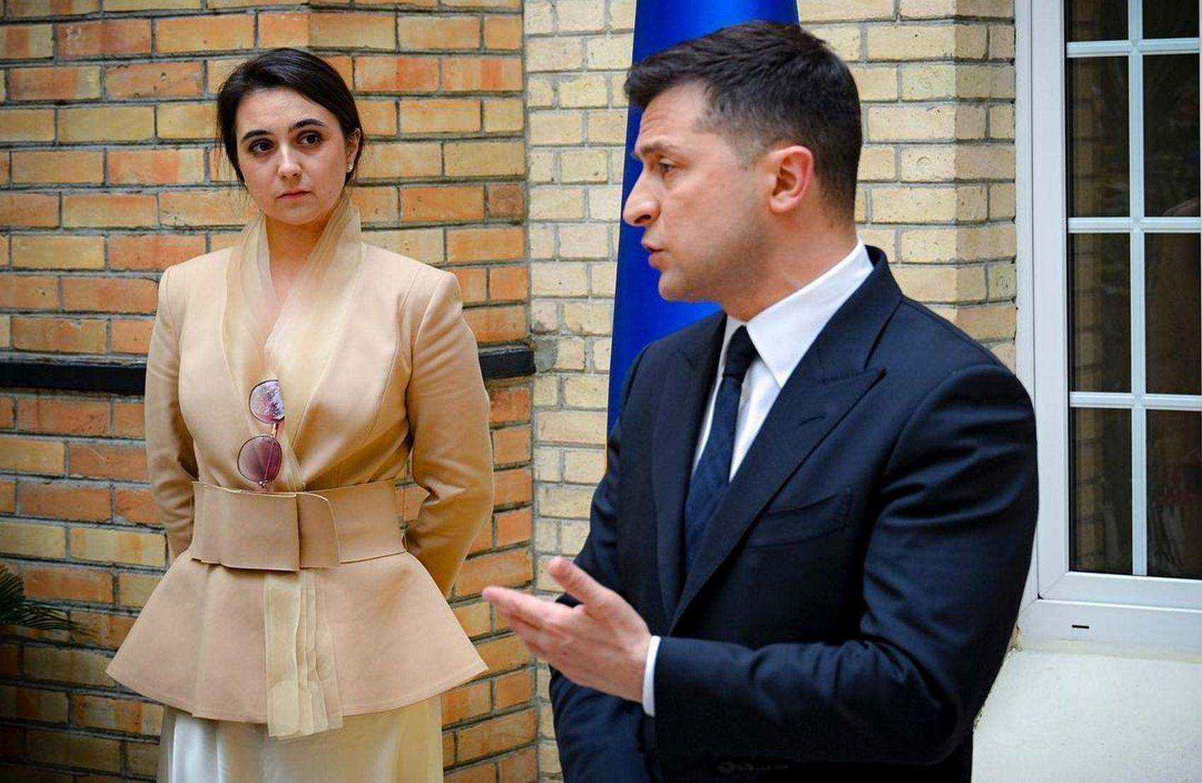 Мендель пояснила, навіщо закріпила окуляри в декольте