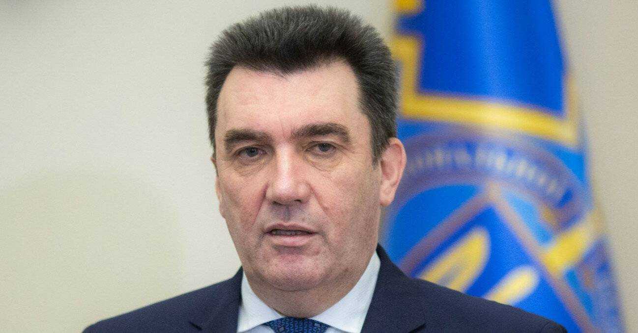 Користувачів Мережі розсмішило фото Данилова в білому костюмі